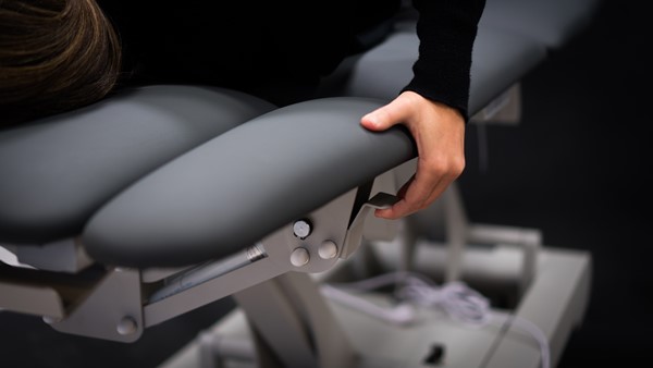 Bequemes Liegen dank der TwinLift® Armstützen Therapieliege Naggura Twinlift